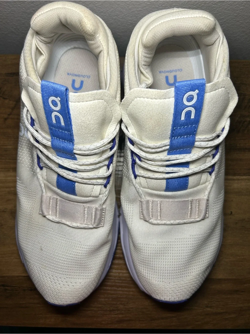 On Running men’s Sneakers in Cream with Blue Accents